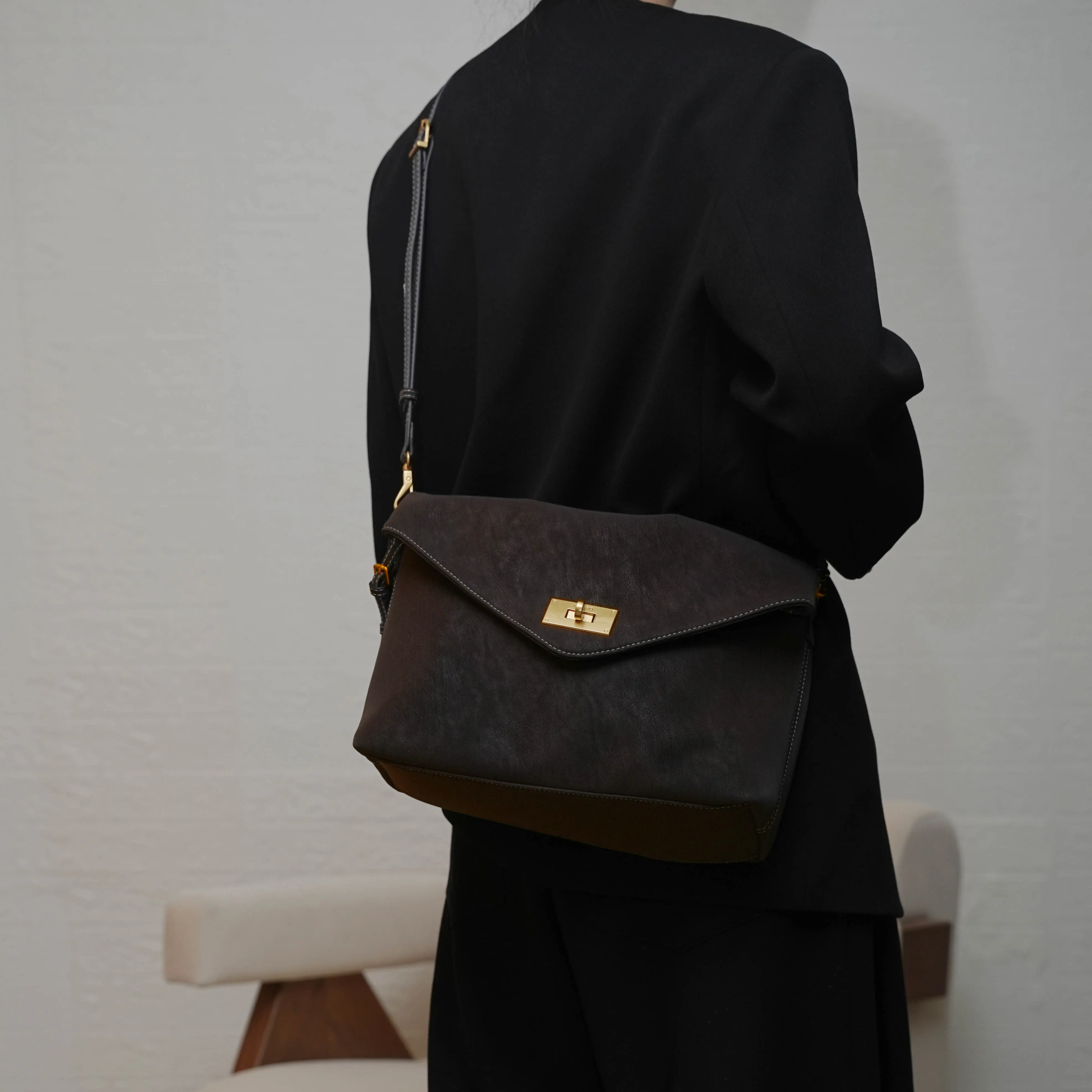 Urban Envelope Bag Large - Stylish Vegan Leather Crossbody Bag
