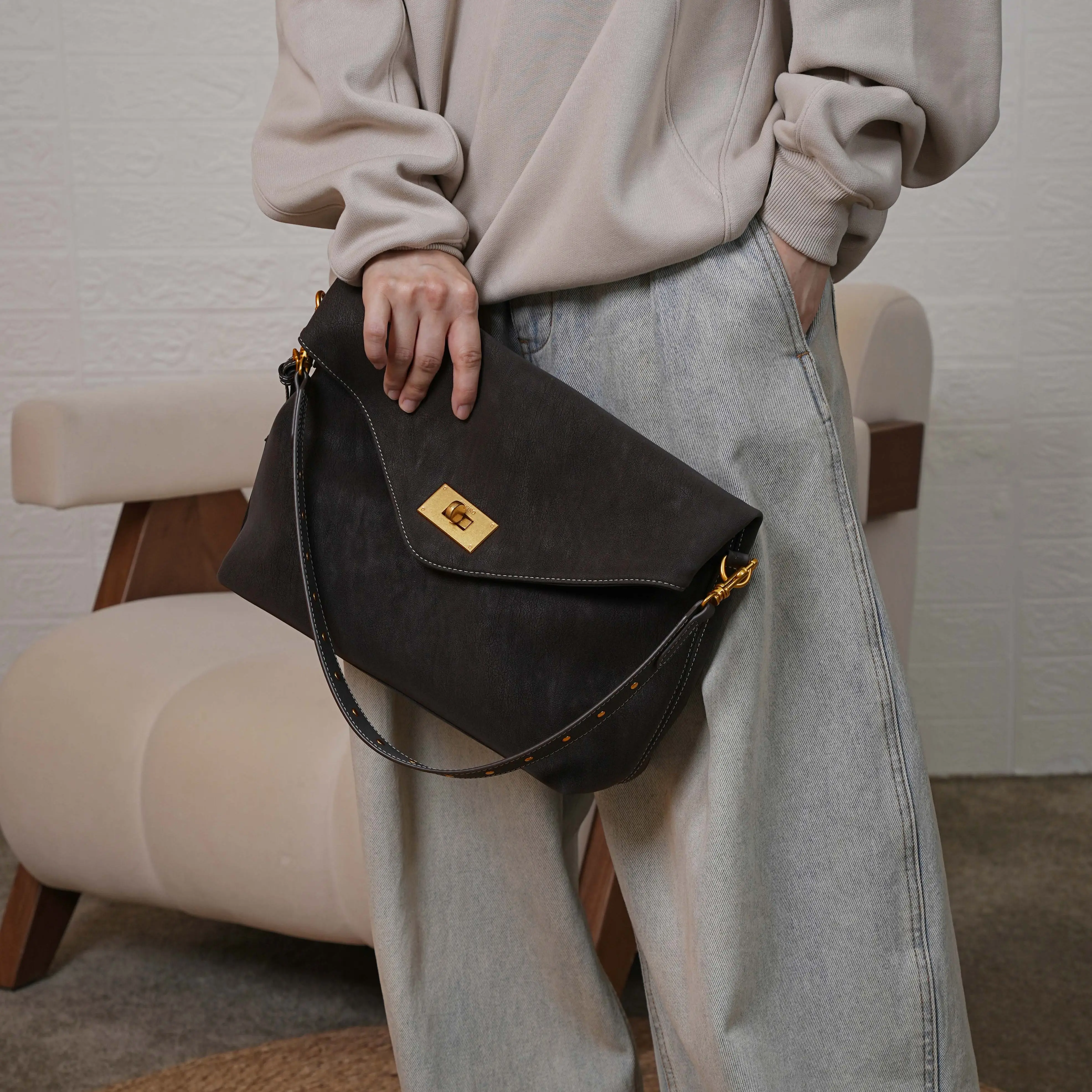 Urban Envelope Bag Large - Stylish Vegan Leather Crossbody Bag